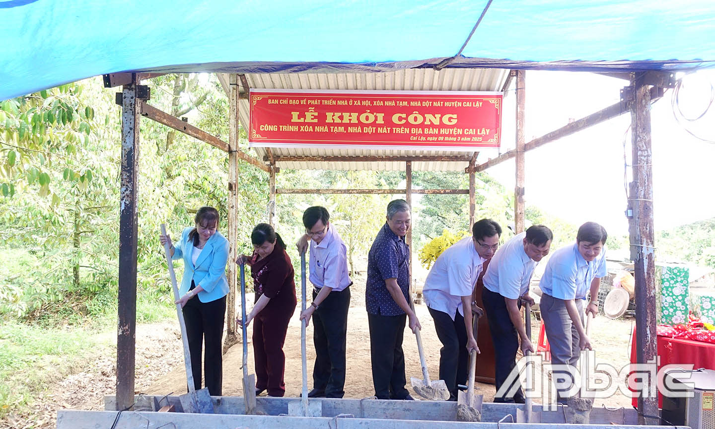 Đại biểu thực hiện nghi thức khởi công