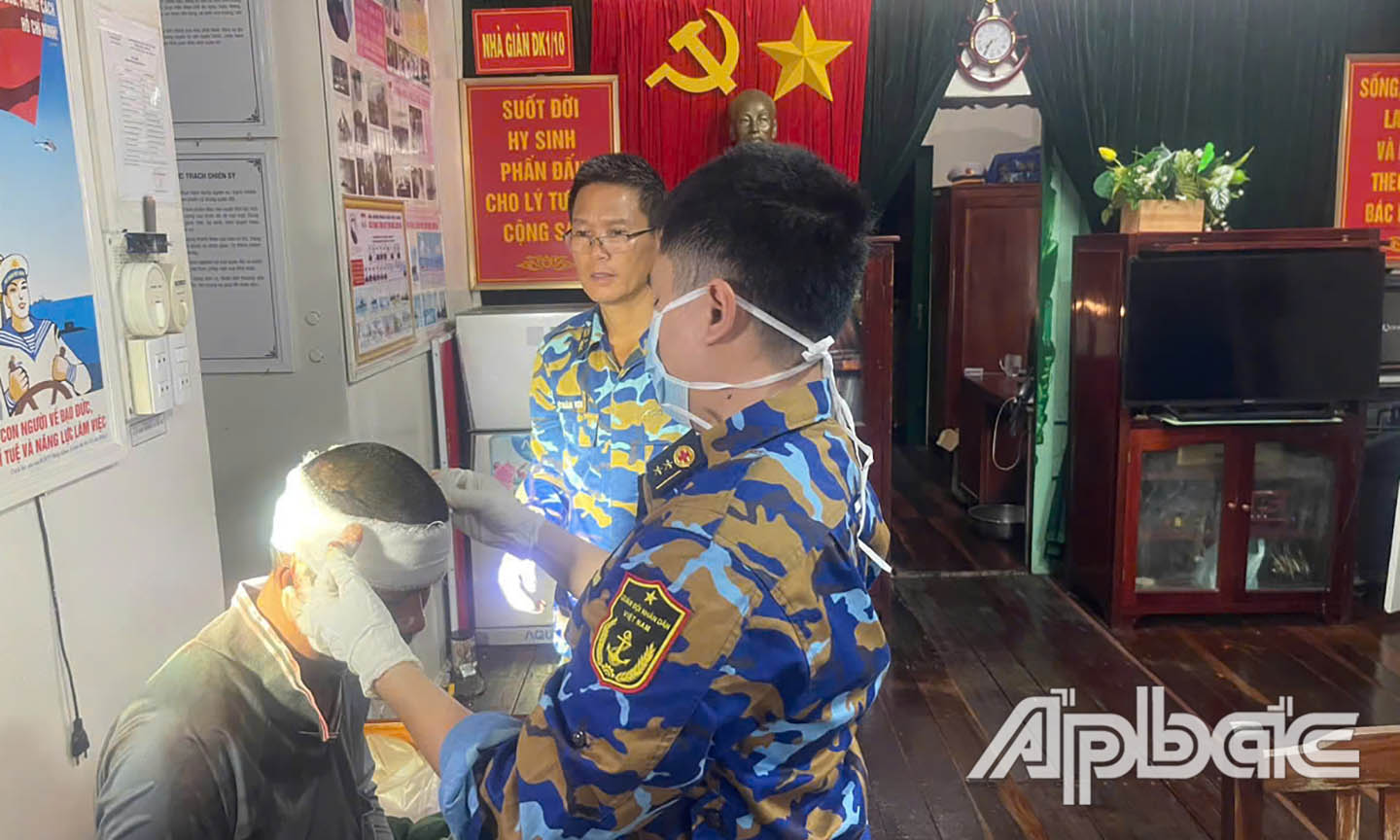 Ngư dân đã được băng bó và vệ sinh kịp thời