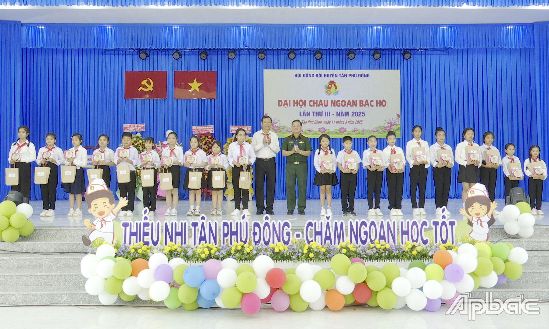 Đại tá Phạm Văn Thanh và đồng chí Bùi Thái Sơn trao tặng Giấy chứng nhận danh hiệu “Cháu ngoan Bác Hồ” cho 120 em đội viên xuất sắc.