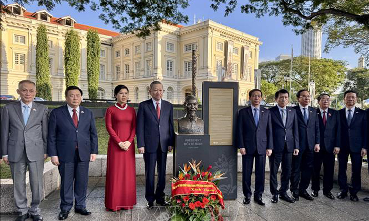 Tổng Bí thư Tô Lâm dâng hoa tưởng niệm Chủ tịch Hồ Chí Minh ở Bảo tàng ...