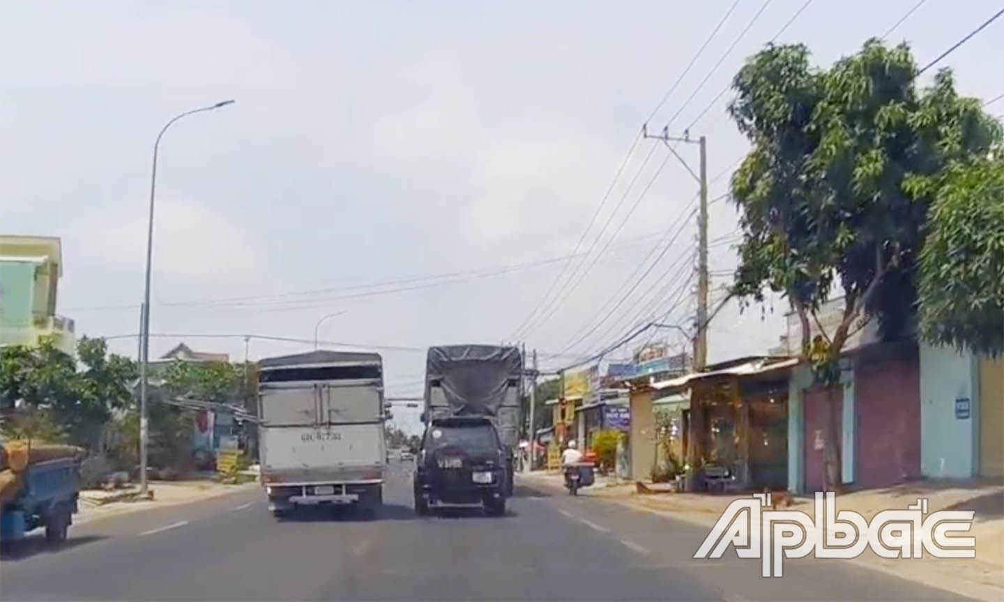 Xe tải vi phạm bị người dân ghi lại. Ảnh cắt từ clip Công an cung cấp