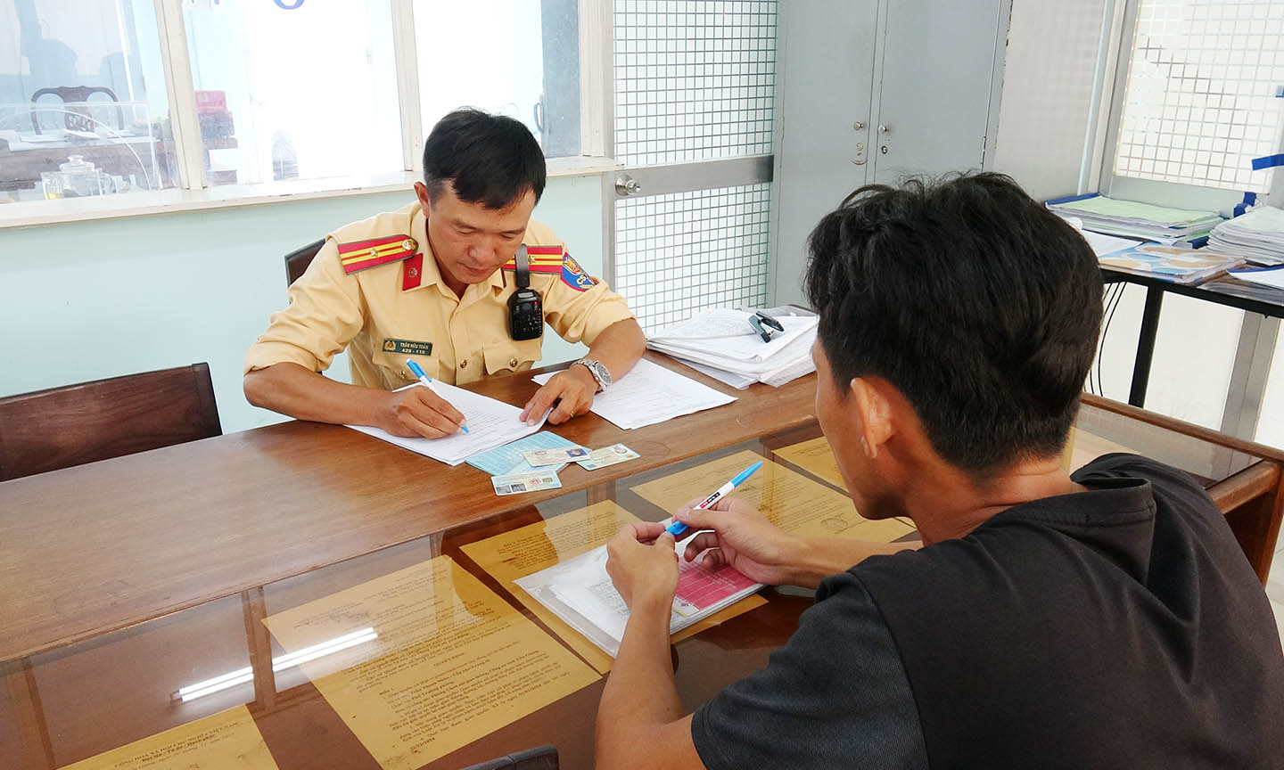 Cơ quan Công an làm việc với tài xế vi phạm. Ảnh Lê Hoài/ Công an Tiền Giang