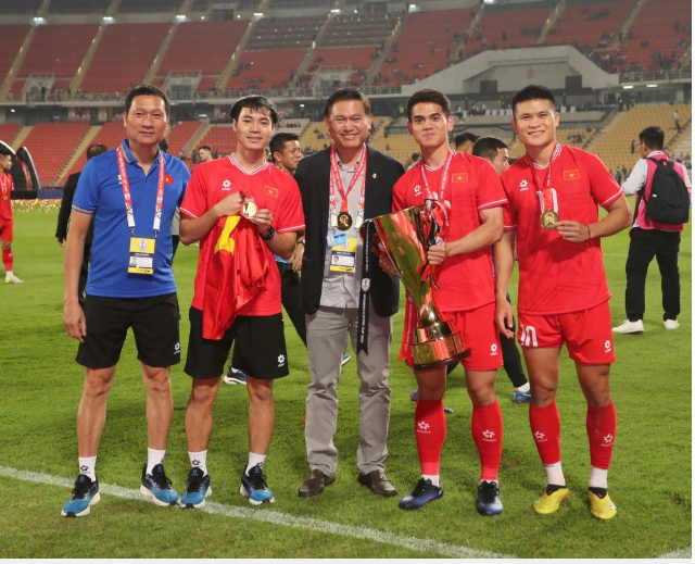 Ông Trần Anh Tú (giữa) cùng chức vô địch AFF Cup 2024 - Ảnh VFF