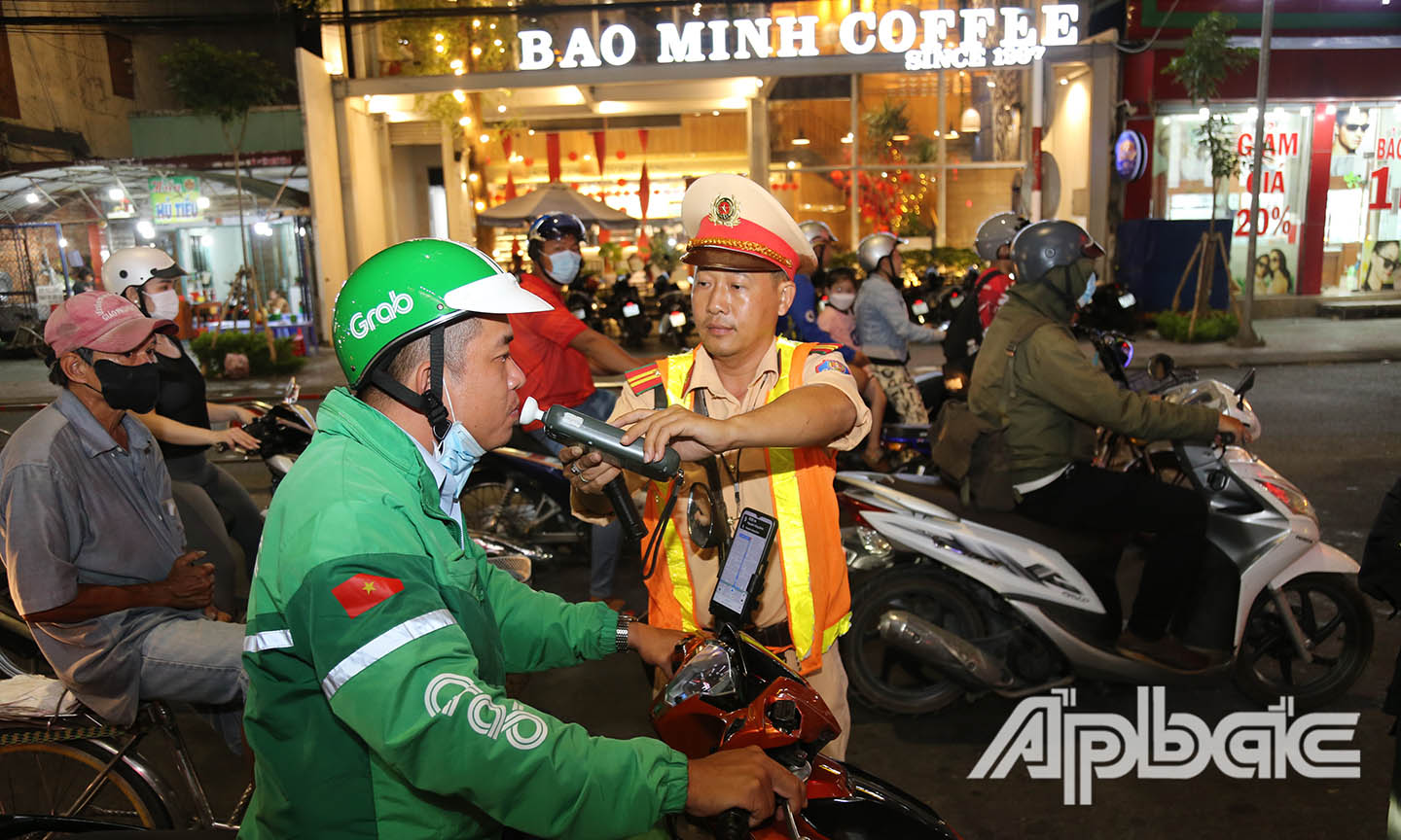 Đồng loạt kiểm tra nồng độ cồn vào buổi tối tại các huyện, thị,thành