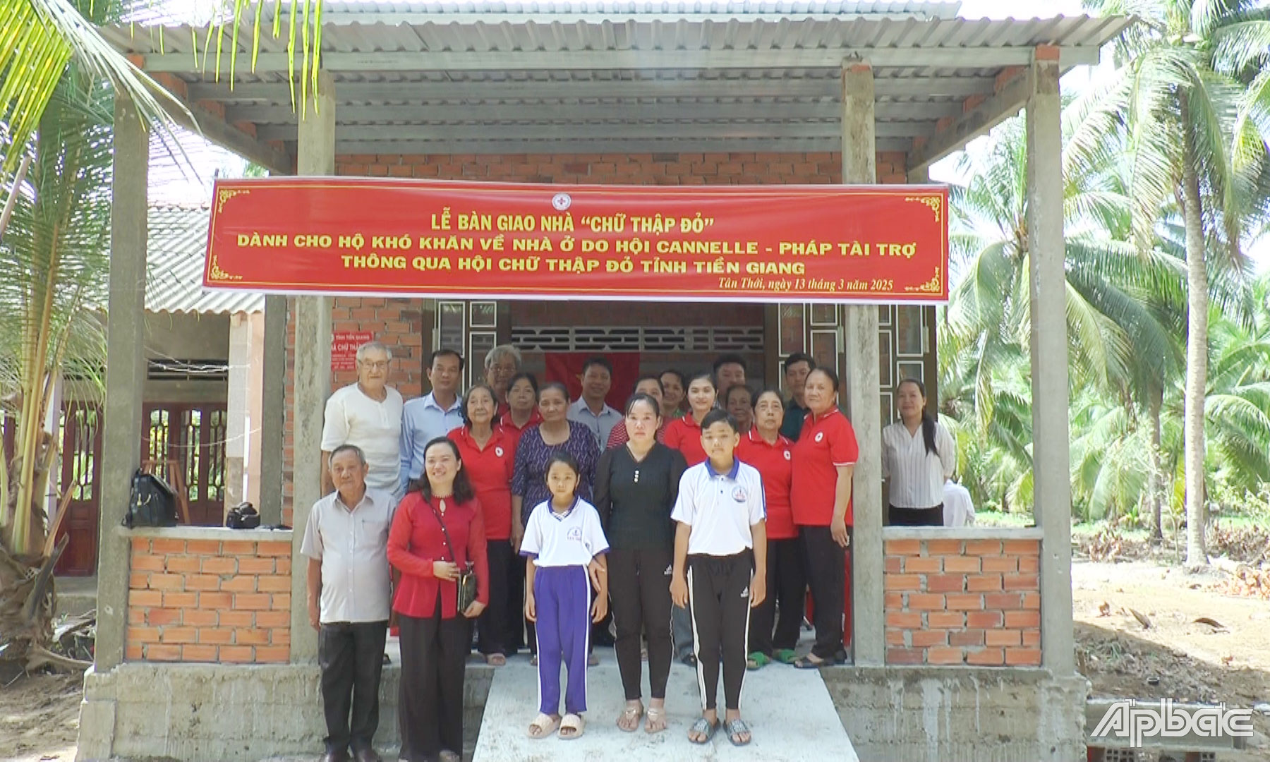 Bàn giao nhà chữ thập đỏ cho gia đình chị Thơ.