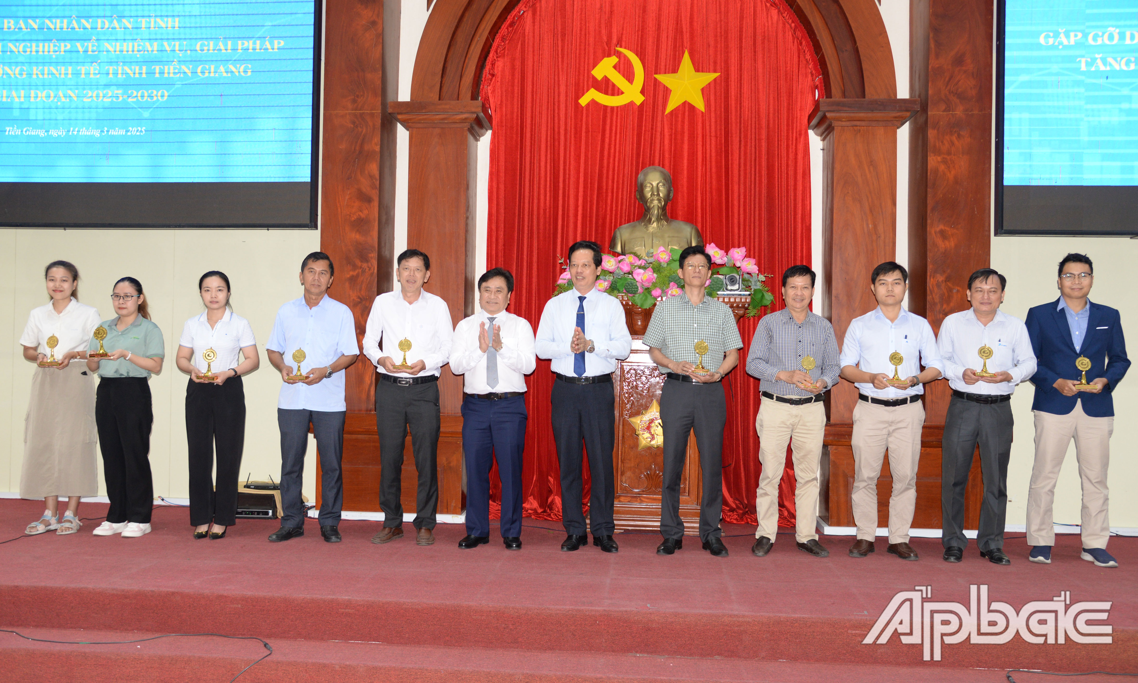 Trao biểu trưng tỉnh Tiền Giang cho các DN.