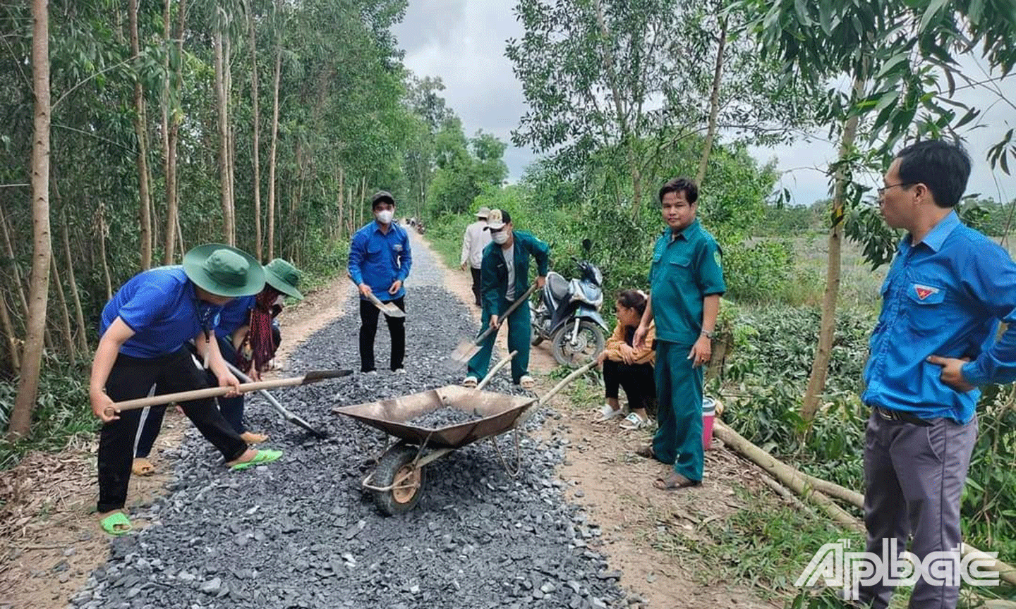 Đoàn viên thanh niên hăng hái tham gia trải đá nâng cấp đường giao thông nông thôn, góp phần cải thiện hạ tầng và phục vụ đời sống người dân.