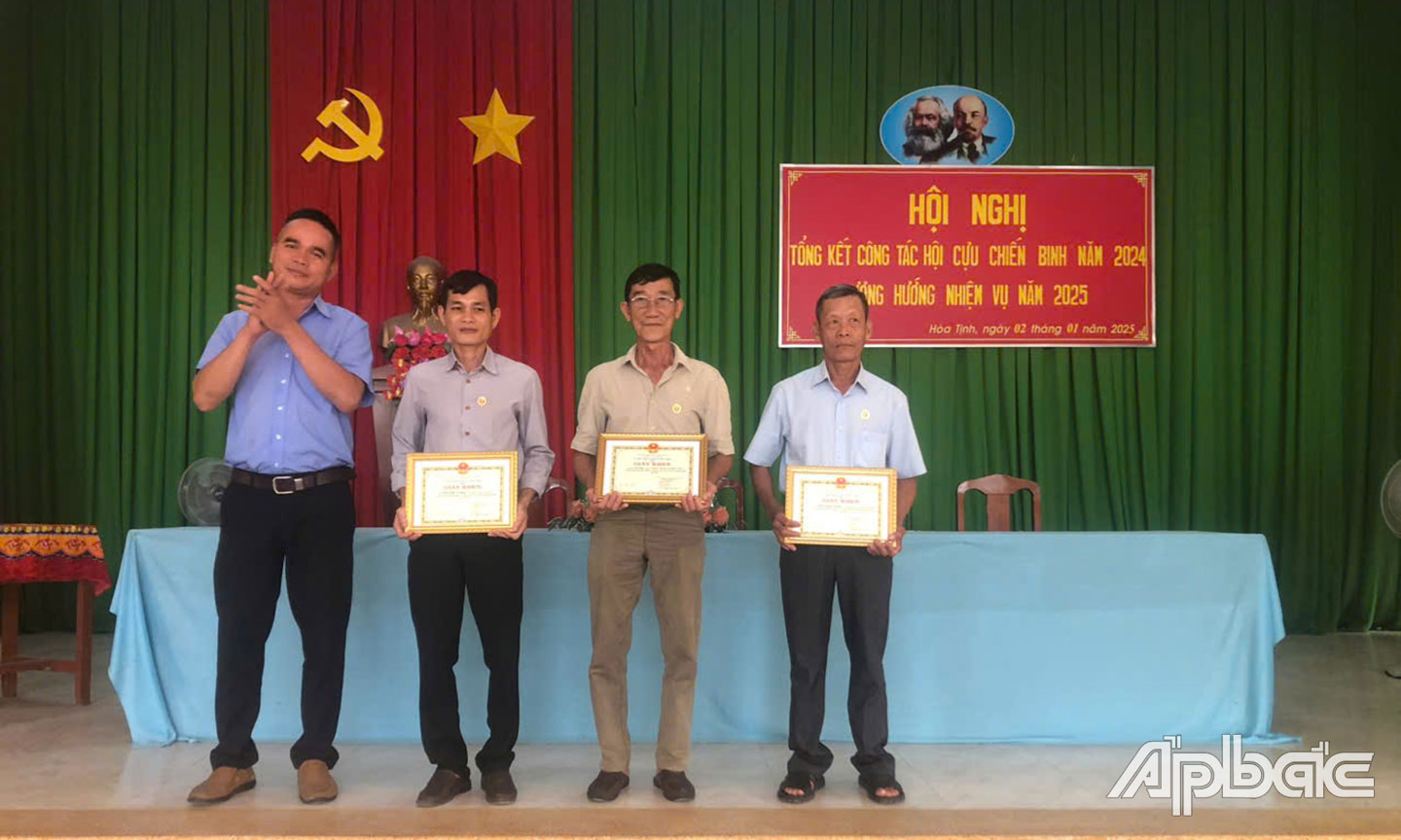 UBND xã Hòa Tịnh tặng Giấy khen cho các tập thể trong tổng kết hoạt động Hội CCB xã năm 2024.