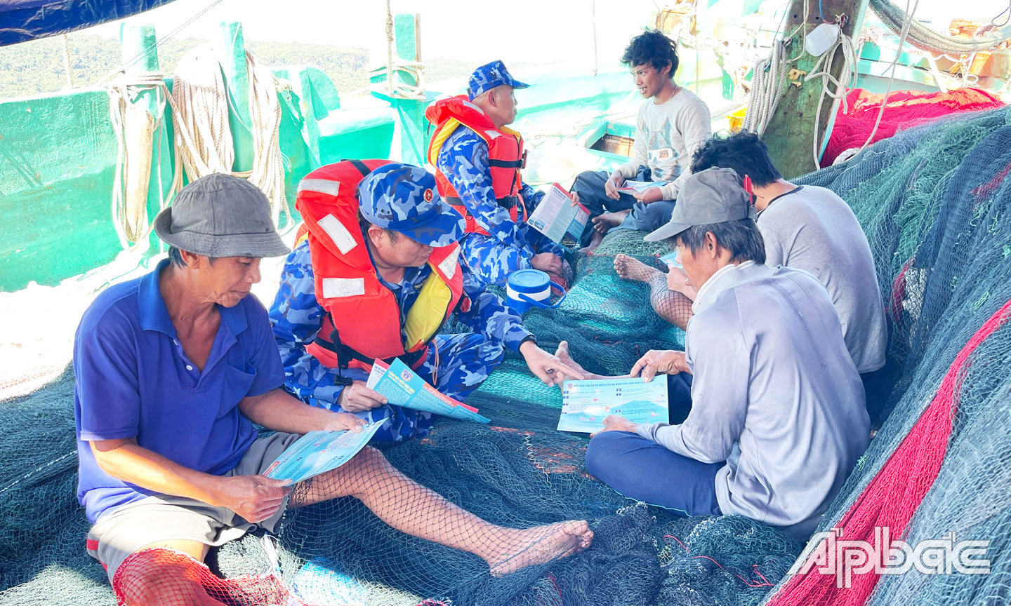 Tuyên truyền cho ngư dân trên biển.