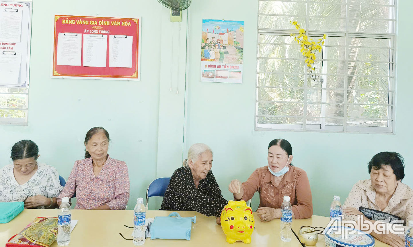 Hội viên Hội LHPN xã Long An tham gia “Nuôi heo đất tiết kiệm”. 