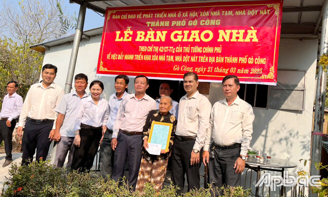 Đại biểu dự Lễ bàn giao căn nhà cho hộ bà Võ Thị Phi.