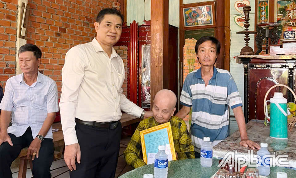 Phó Chủ tịch UBND TP. Gò Công Dương Văn Sanh trao quyết định tặng nhà cho hộ bà Lê Thị Mầu.