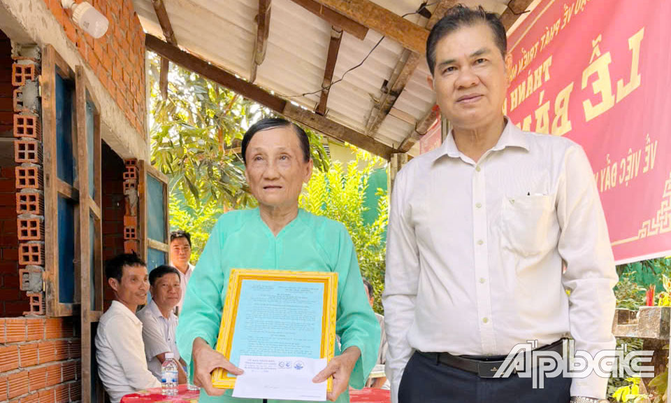 Đồng chí Dương Văn Sanh trao quyết định tặng nhà cho hộ Đỗ Thị Cậy.