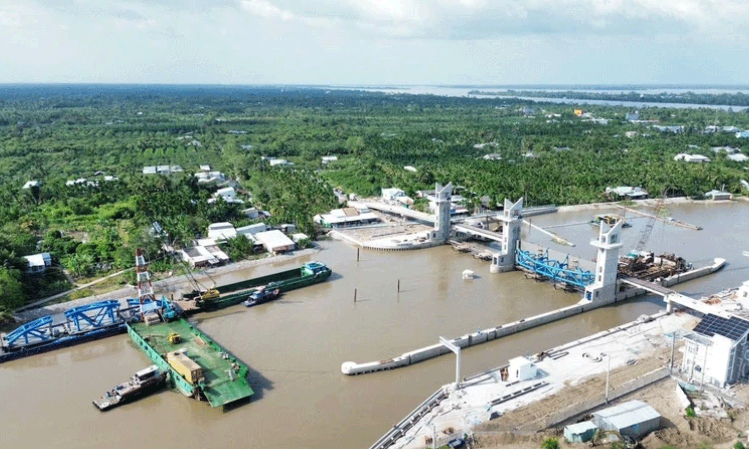 Công trình thủy lợi cống âu Rạch Mọp vừa đưa vào khai thác phục vụ phòng chống hạn mặn cho tỉnh Sóc Trăng. Ảnh: Lê Sơn