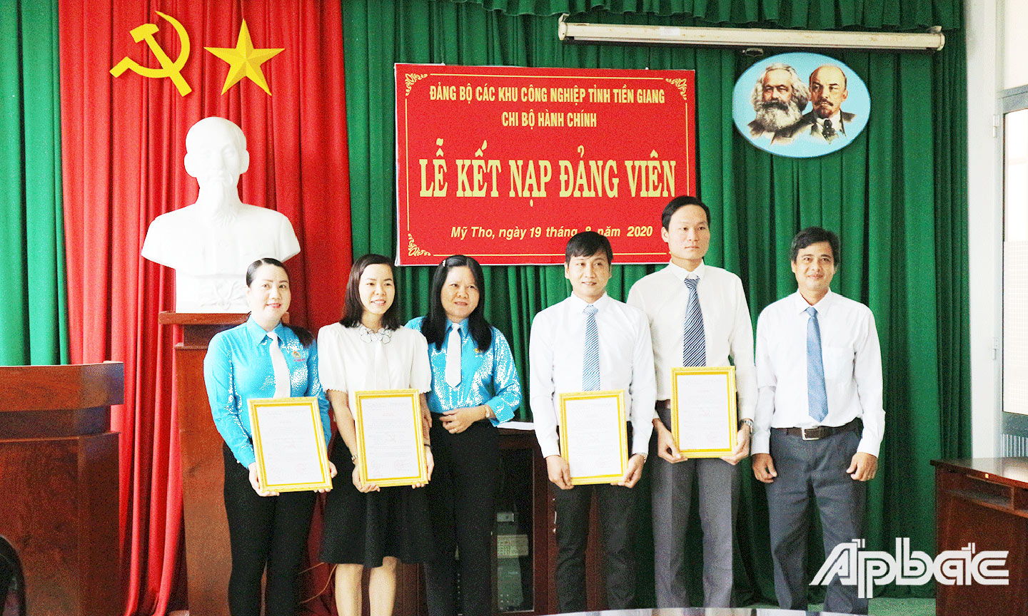 Chi bộ Hành chính  - Đảng bộ Các khu công nghiệp tỉnh Tiền Giang -  kết nạp 4 đảng viên năm 2020.                                                          Ảnh minh họa: PHƯƠNG MAI