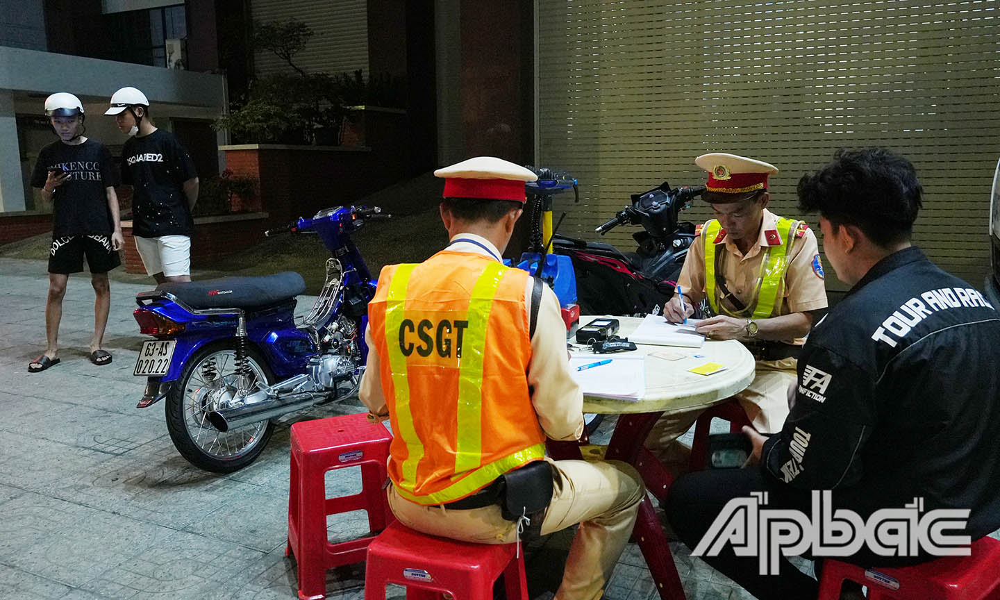 Lập biên bản các hành vi vi phạm.