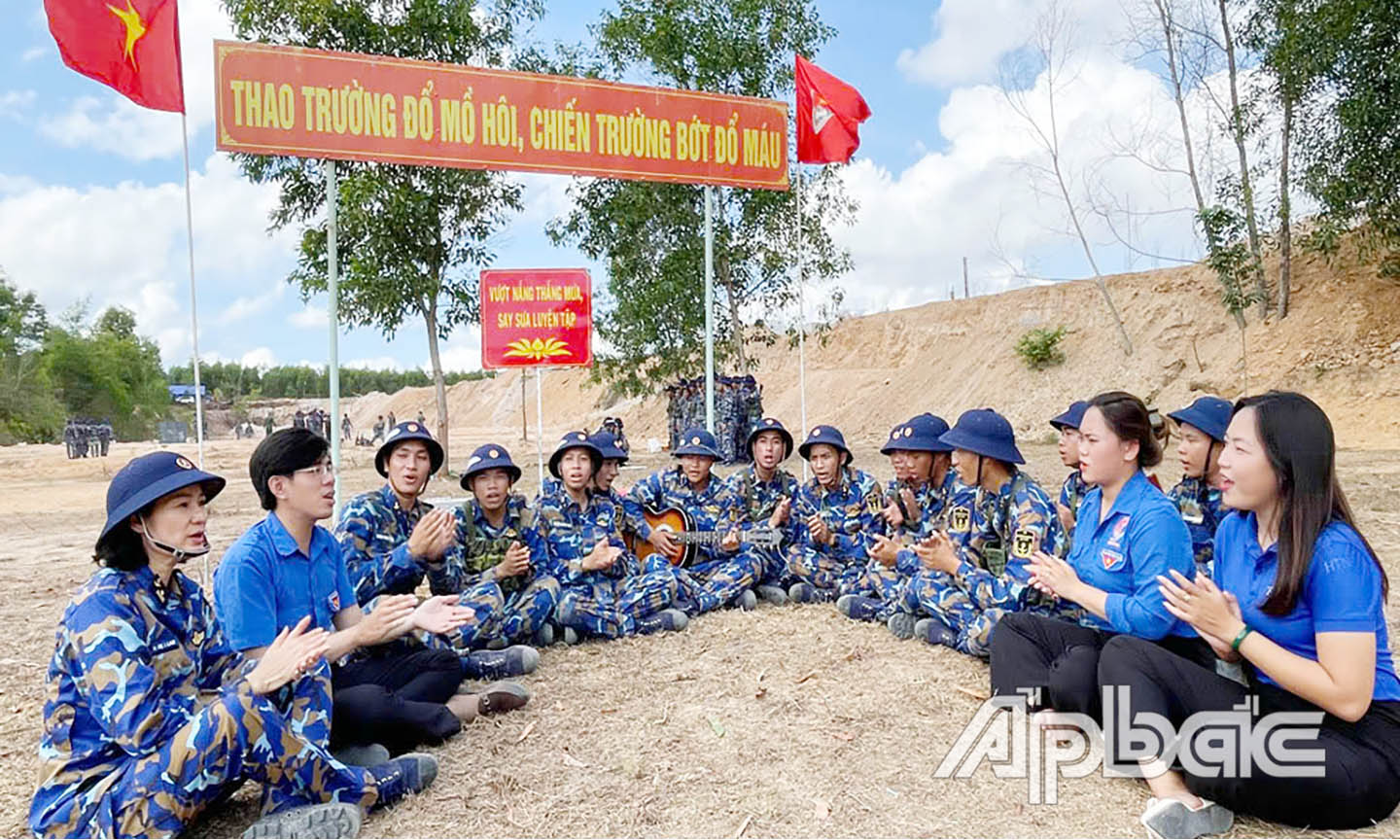 Sự mệt mỏi sau giờ huấn luyện trên thao trường đã tan biến khi được tiếp sức