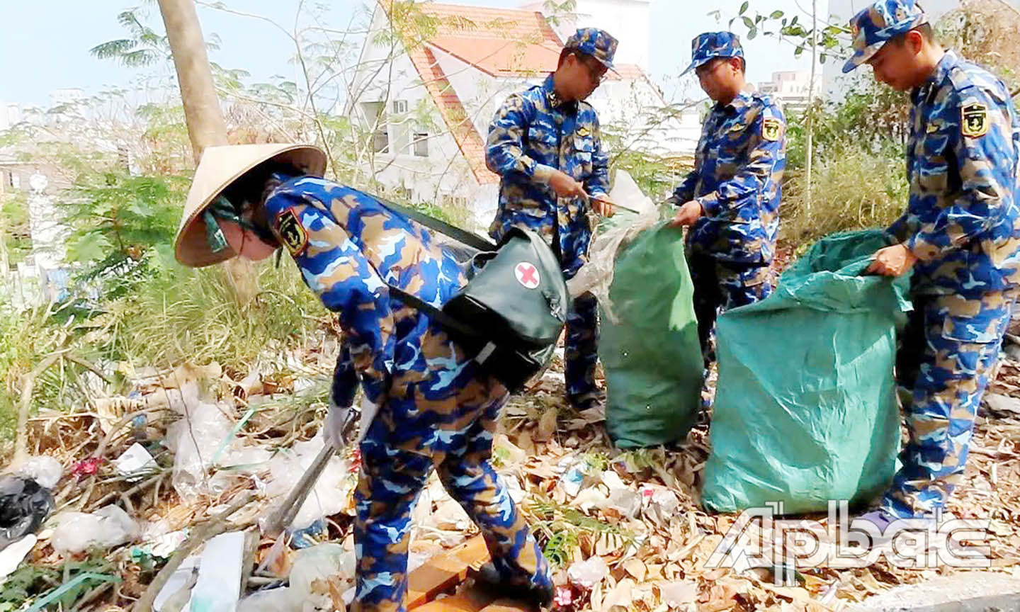 Đoàn cơ sở Trung đoàn 251, Vùng 2 Hải quân phối hợp với đơn vị kết nghĩa vệ sinh môi trường