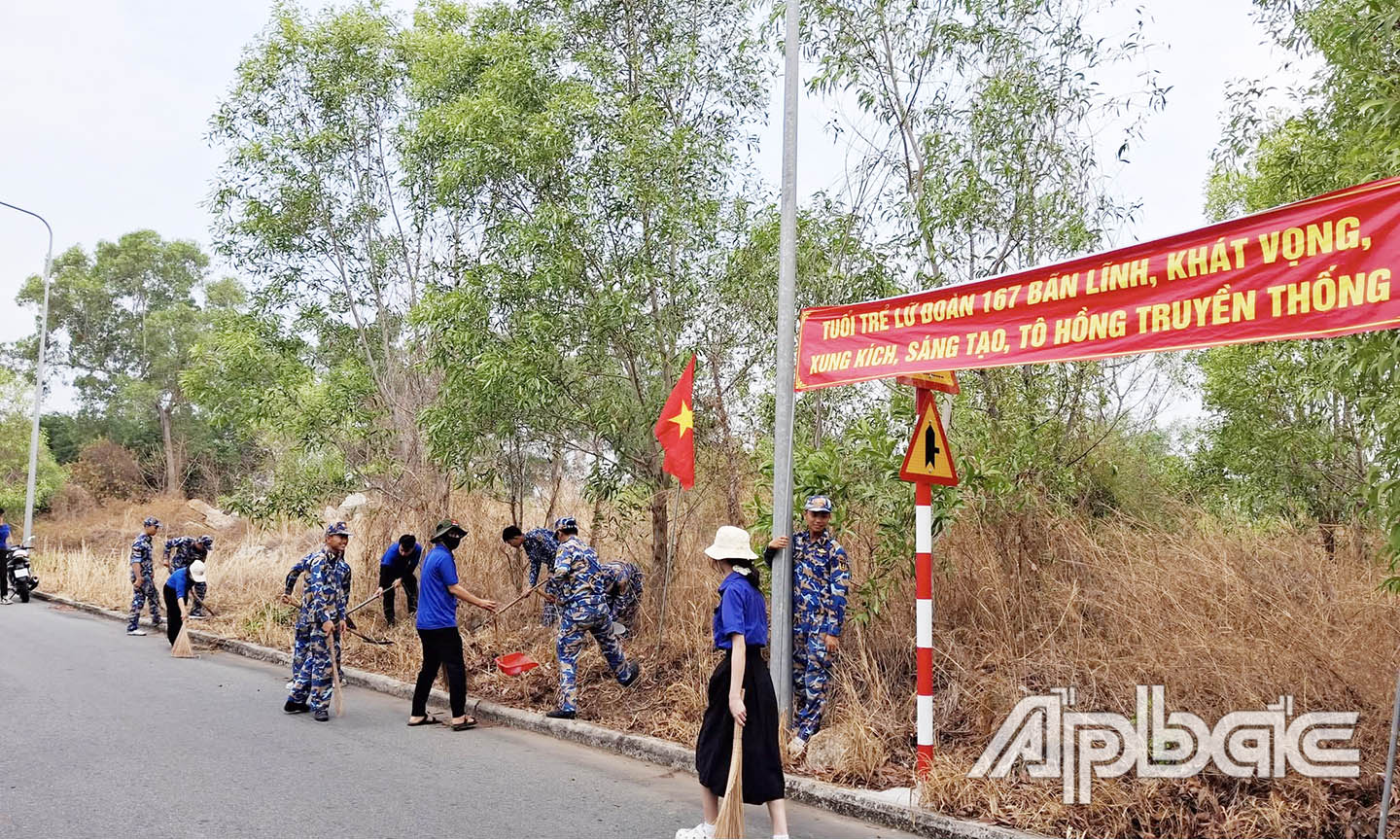 Đoàn cơ sở Lữ đoàn 167 phối hợp cùng Đoàn cơ sở xã Long Sơn và Đồn Biên phòng Long Sơn tổ chức hoạt động Ngày thứ Bảy tình nguyện