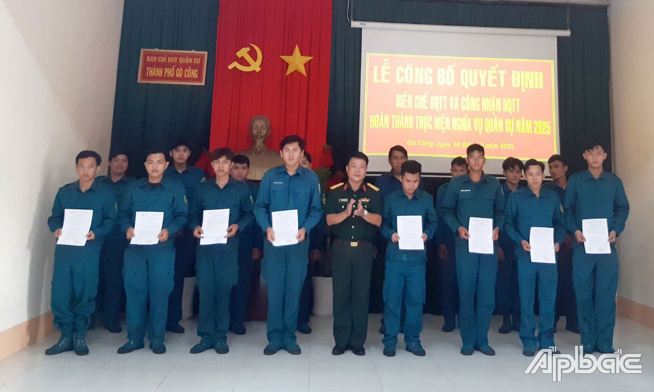 Lãnh đạo Ban Chỉ huy Quân sự trao quyết định cho dân quân thường trực.