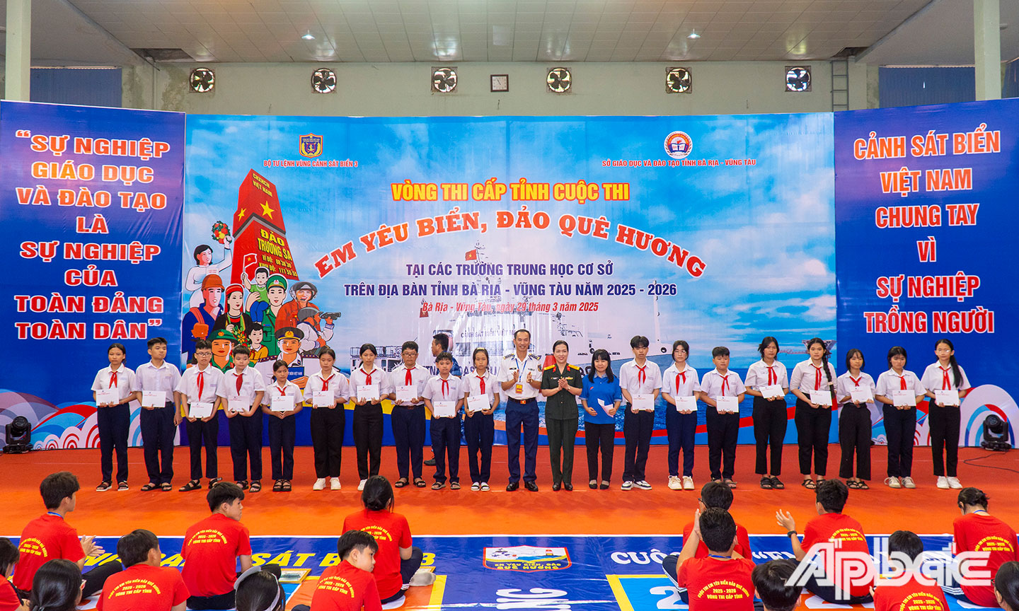 Ban Tổ chức trao học bổng cho các em học sinh có hoàn cảnh khó khăn, vượt khó vươn lên học giỏi trên địa bàn tỉnh Bà Rịa-Vũng Tàu.