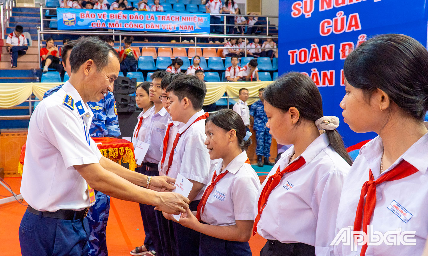 Đại tá Lê Văn Tú, Chính ủy Bộ Tư lệnh Vùng Cảnh Sát biển 3 trao tặng học bổng cho các em học sinh có hoàn cảnh khó khăn, vượt khó vươn lên học giỏi trên địa bàn tỉnh Bà Rịa-Vũng Tàu.