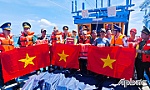 Bộ Tư lệnh Vùng Cảnh sát biển 3 tuyên truyền pháp luật và tặng quà ngư dân huyện đảo Phú Quý