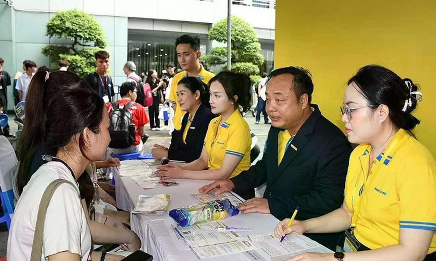 Thousands of vacancies up for grabs at HCM City job fair