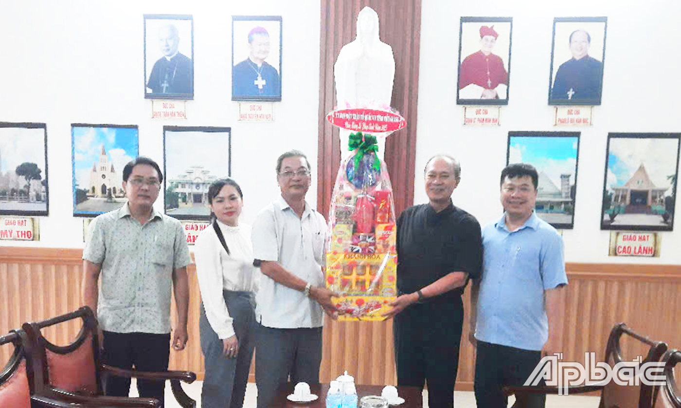 Lãnh đạo Ủy ban MTTQ Việt Nam tỉnh Tiền Giang chúc mừng Lễ Phục sinh năm 2025