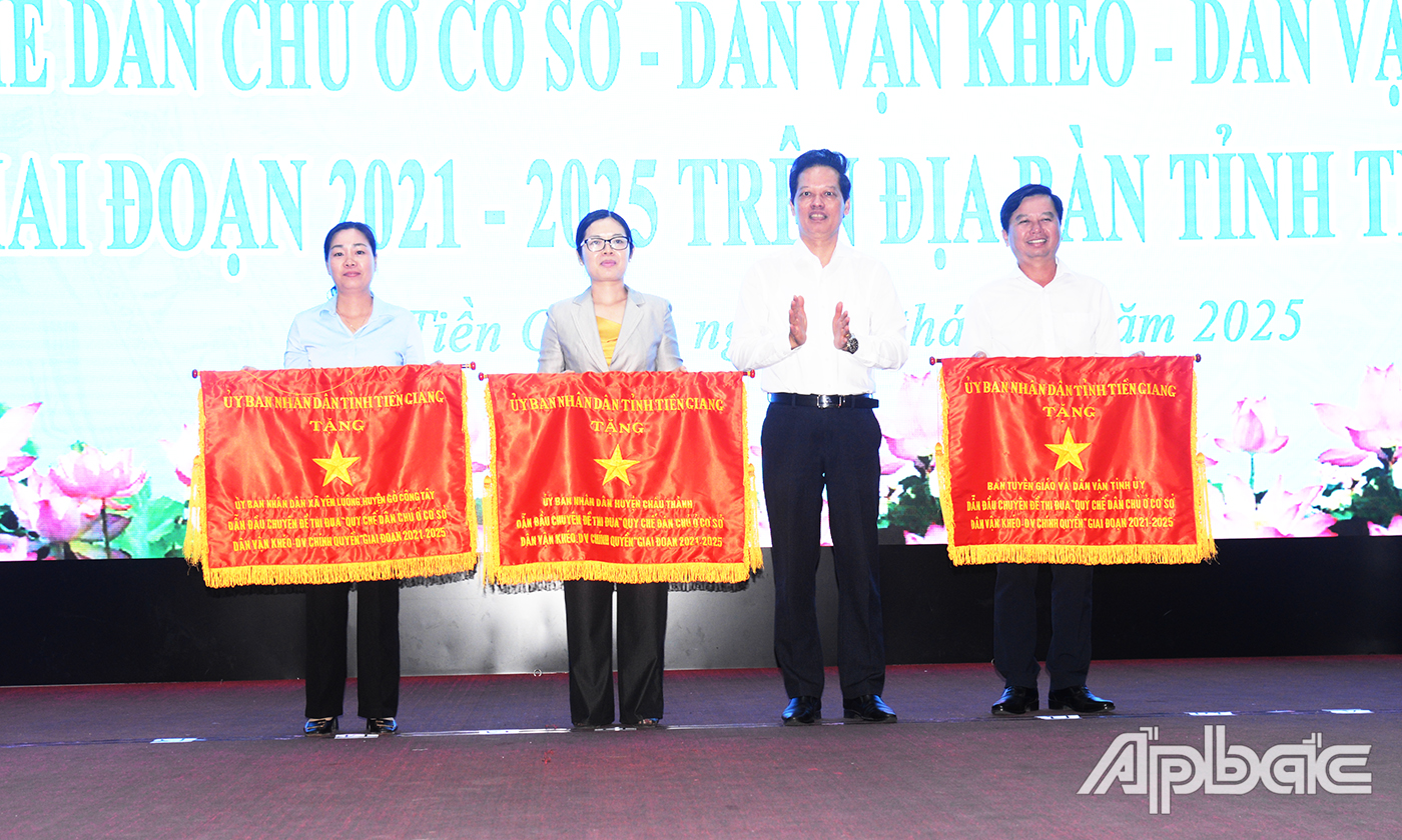 Khen thưởng 85 tập thể và cá nhân xuất sắc