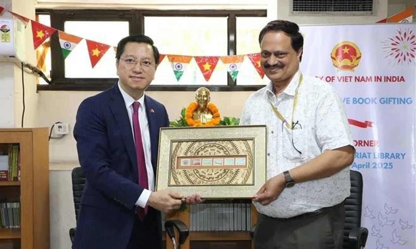 Books on Vietnam, Vietnamese people presented to Indian library