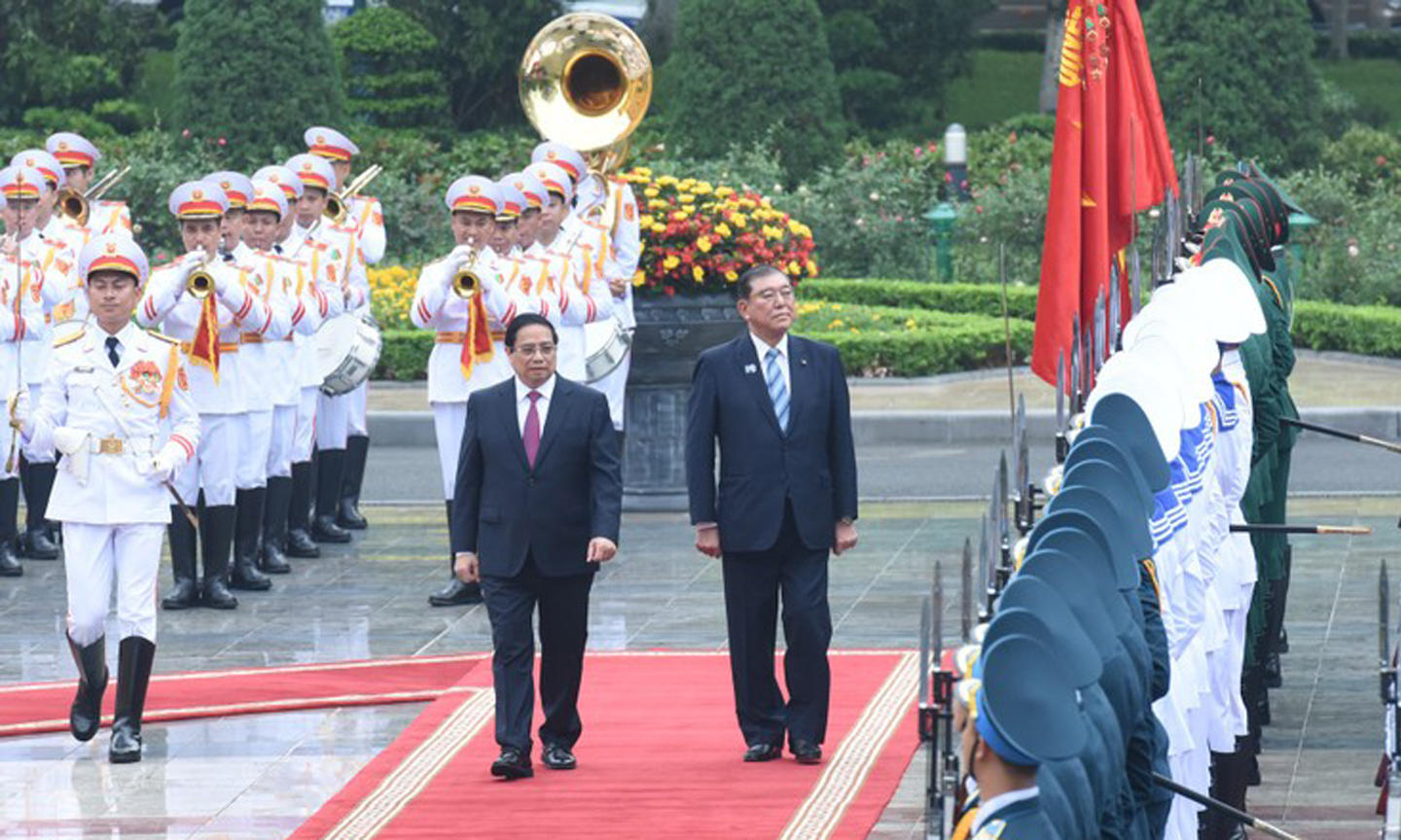 Vietnamese Prime Minister hosts official welcome ceremony for Japanese counterpart