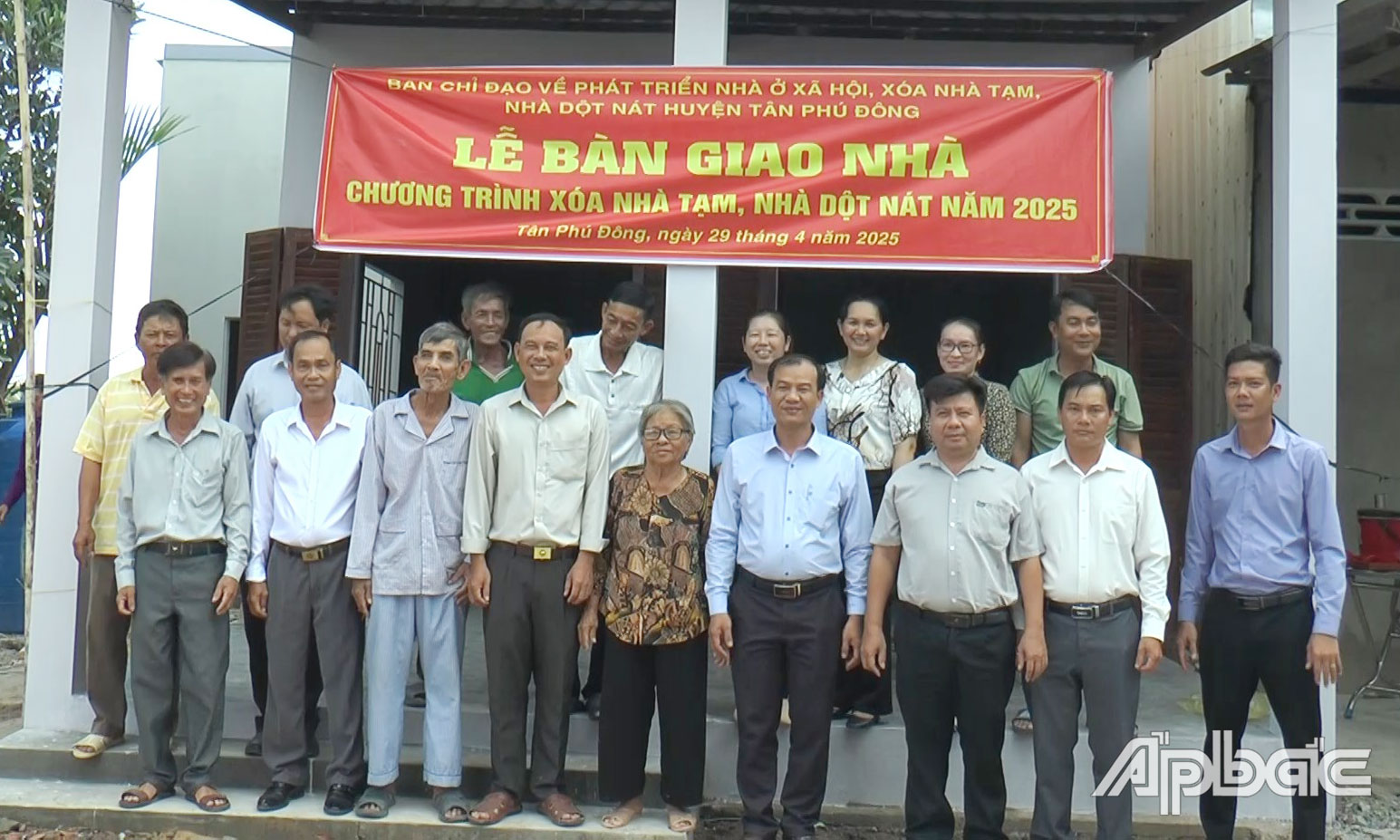 Huyện Tân Phú Đông: Bàn giao 2 căn nhà cho hộ cận nghèo
