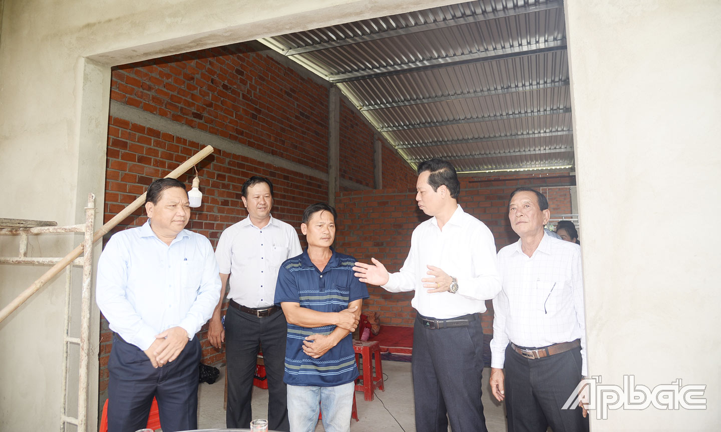Phó Chủ tịch UBND tỉnh Tiền Giang Nguyễn Thành Diệu kiểm tra thực tế công tác xây dựng nhà ở, xóa nhà tạm, nhà dột nát ở thị trấn Bình Phú, huyện Cai Lậy.