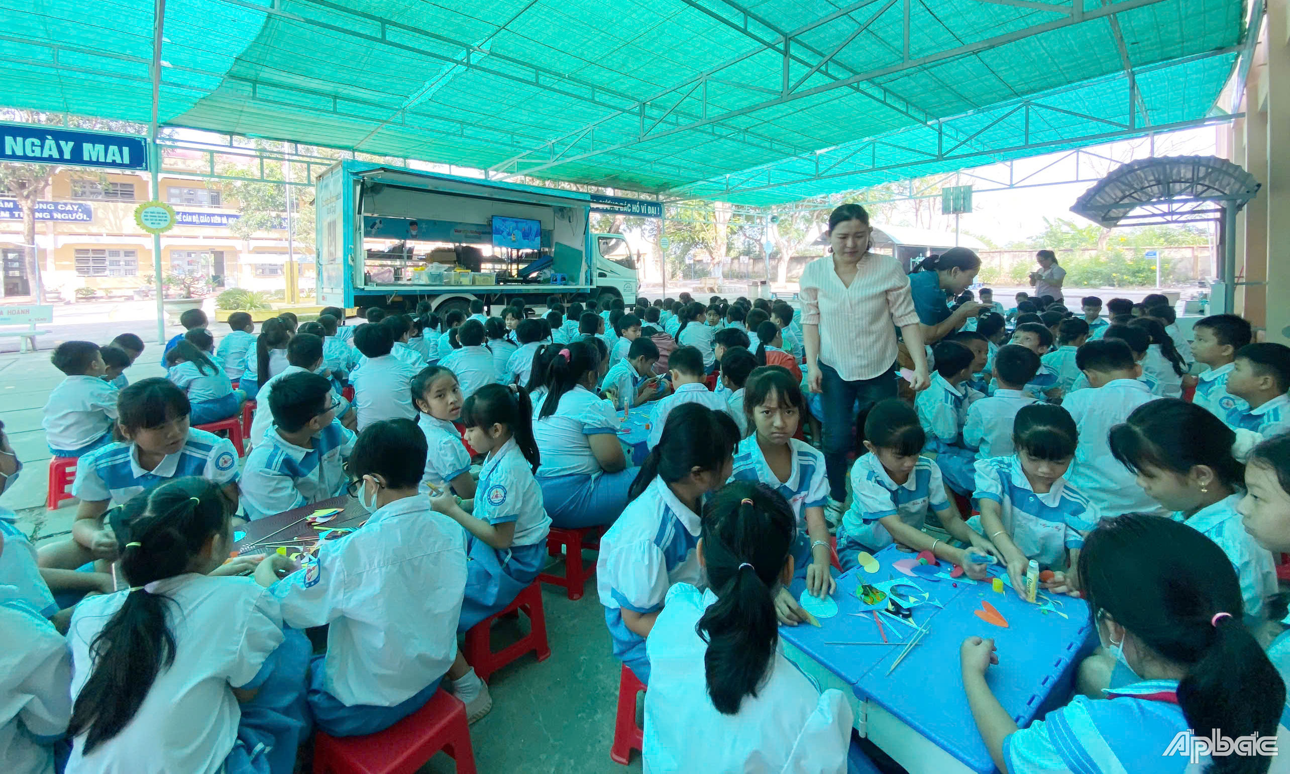 Các em học sinh tham gia các hoạt động tại chương trình.