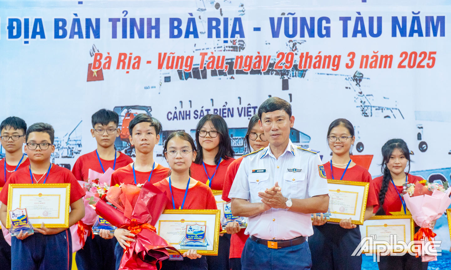 Thiếu tướng Ngô Bình Minh, Tư lệnh Vùng Cảnh sát biển 3 trao Giải Nhất cho thí sinh Hứa Bảo Trân, HS lớp 8-5, trường THCS Nguyễn An Ninh, TP.Vũng Tàu.
