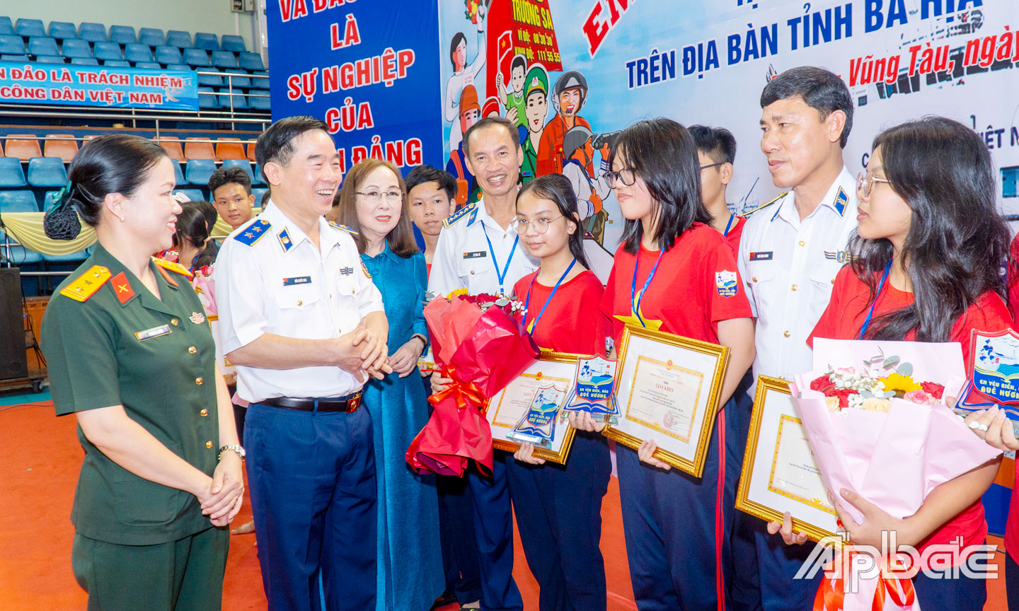 Trung tướng Bùi Quốc Oai, Bí thư Đảng ủy, Chính ủy Cảnh sát biển Việt Nam cùng các đại biểu động viên, khích lệ các em học sinh đạt giải cao tại cuộc thi.