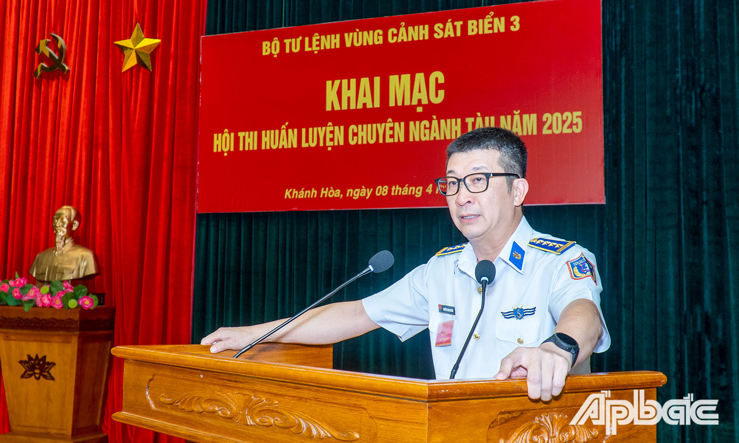 Đại tá Nguyễn Minh Khánh, Phó Tư lệnh, Tham mưu trưởng Vùng Cảnh Sát biển 3 phát biểu khai mạc hội thi. (1)