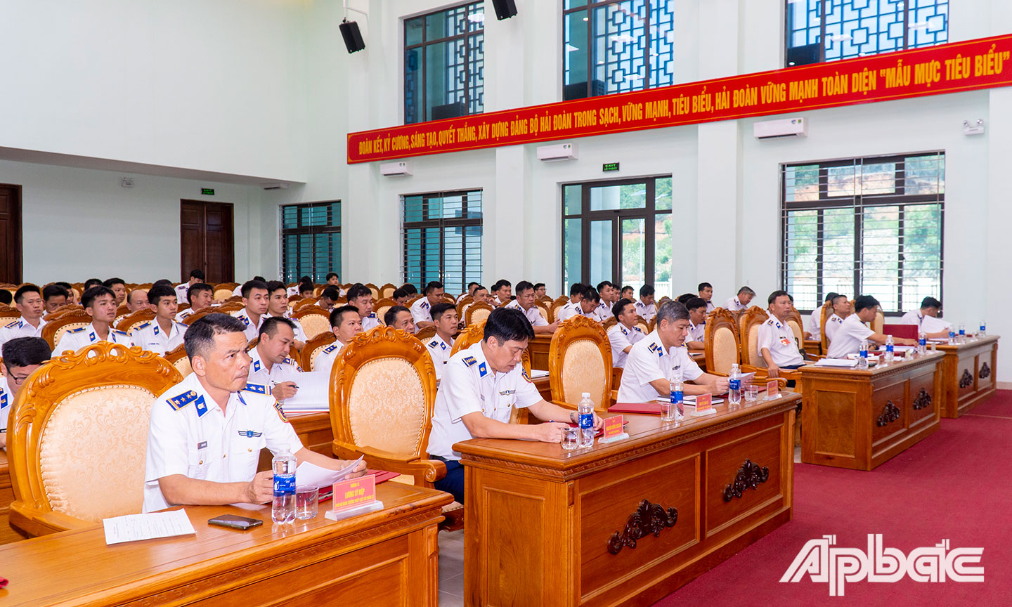 Các đại biểu, thí sinh tham dự chương trình khai mạc.