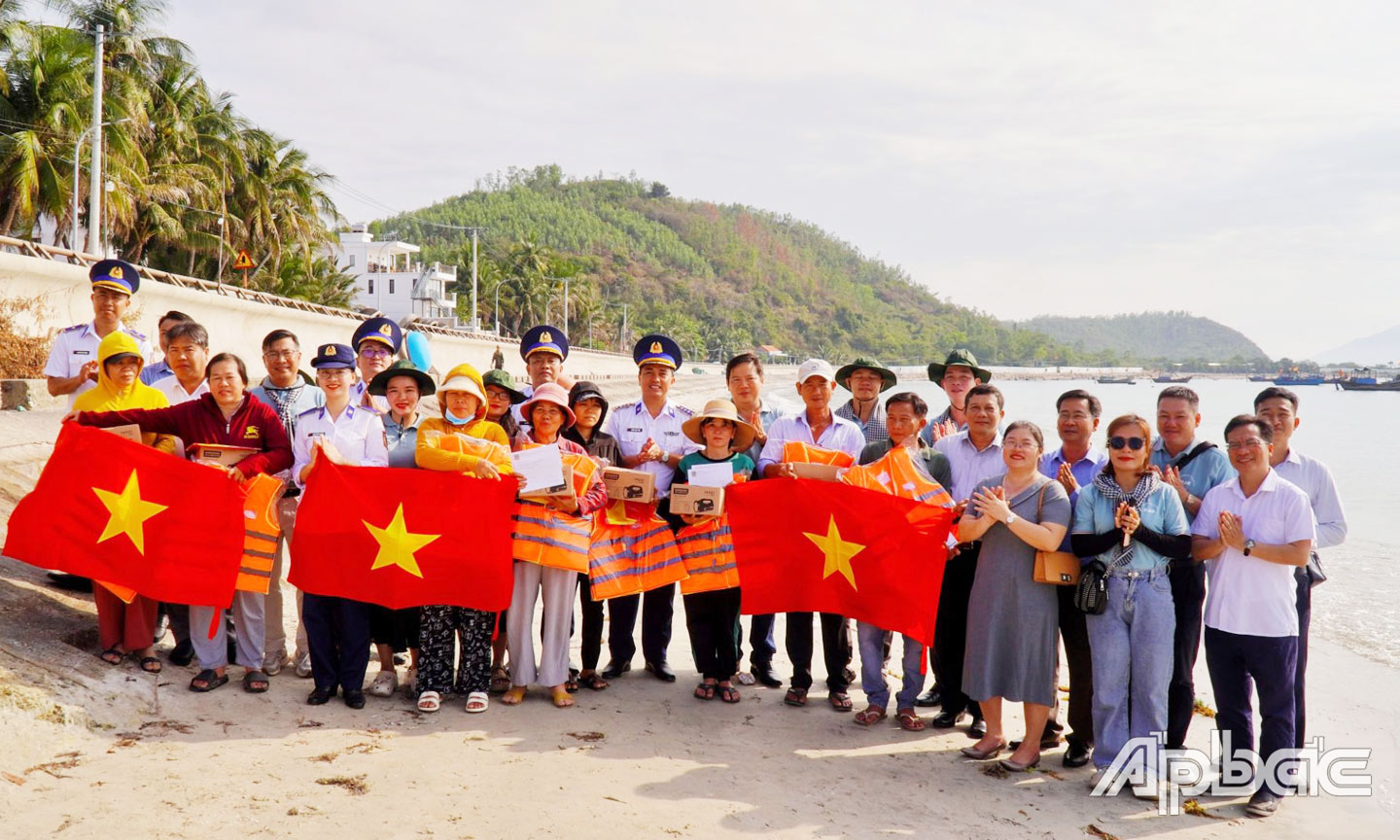 Ban Tổ chức chương trình thăm hỏi, động viên và tặng cờ Tổ quốc cùng các nhu yếu phẩm thiết yếu cho bà con ngư dân.
