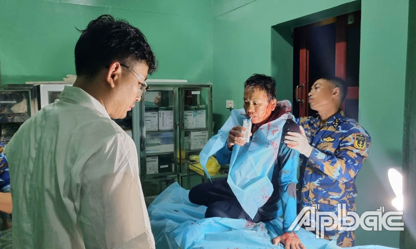 Thăm khám và hỗ trợ sức khỏe cho ngư dân.