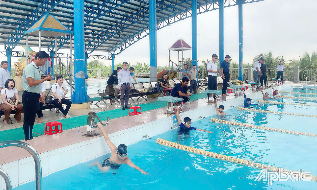Các em học sinh khối Tiểu học trên địa bàn thành phố tham gia thi đấu.