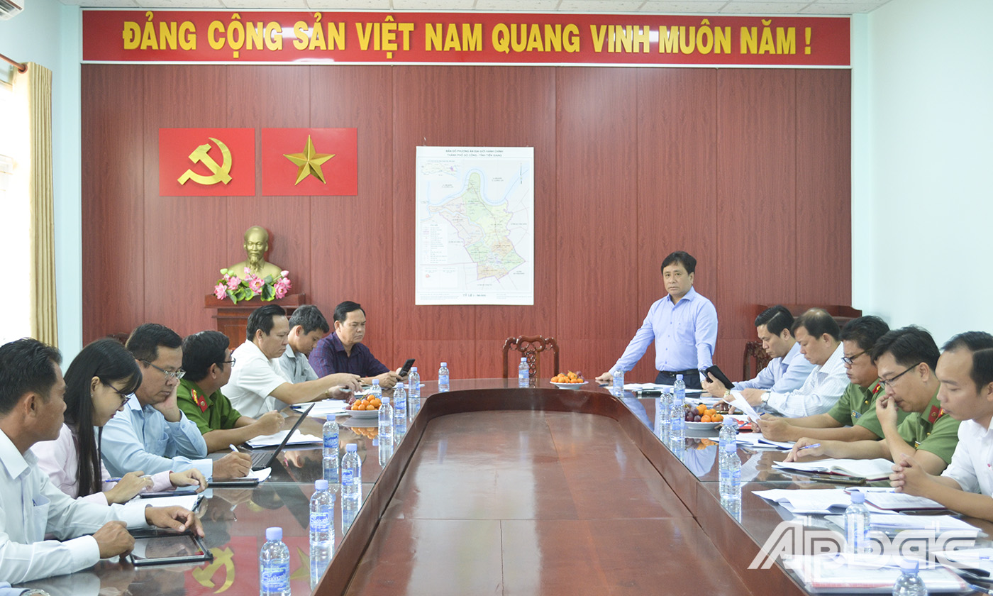 Đồng chí Trần Văn Dũng, Phó Chủ tịch Thường trực UBND tỉnh Tiền Giang phát biểu chỉ đạo tại buổi làm việc với TP. Gò Công.