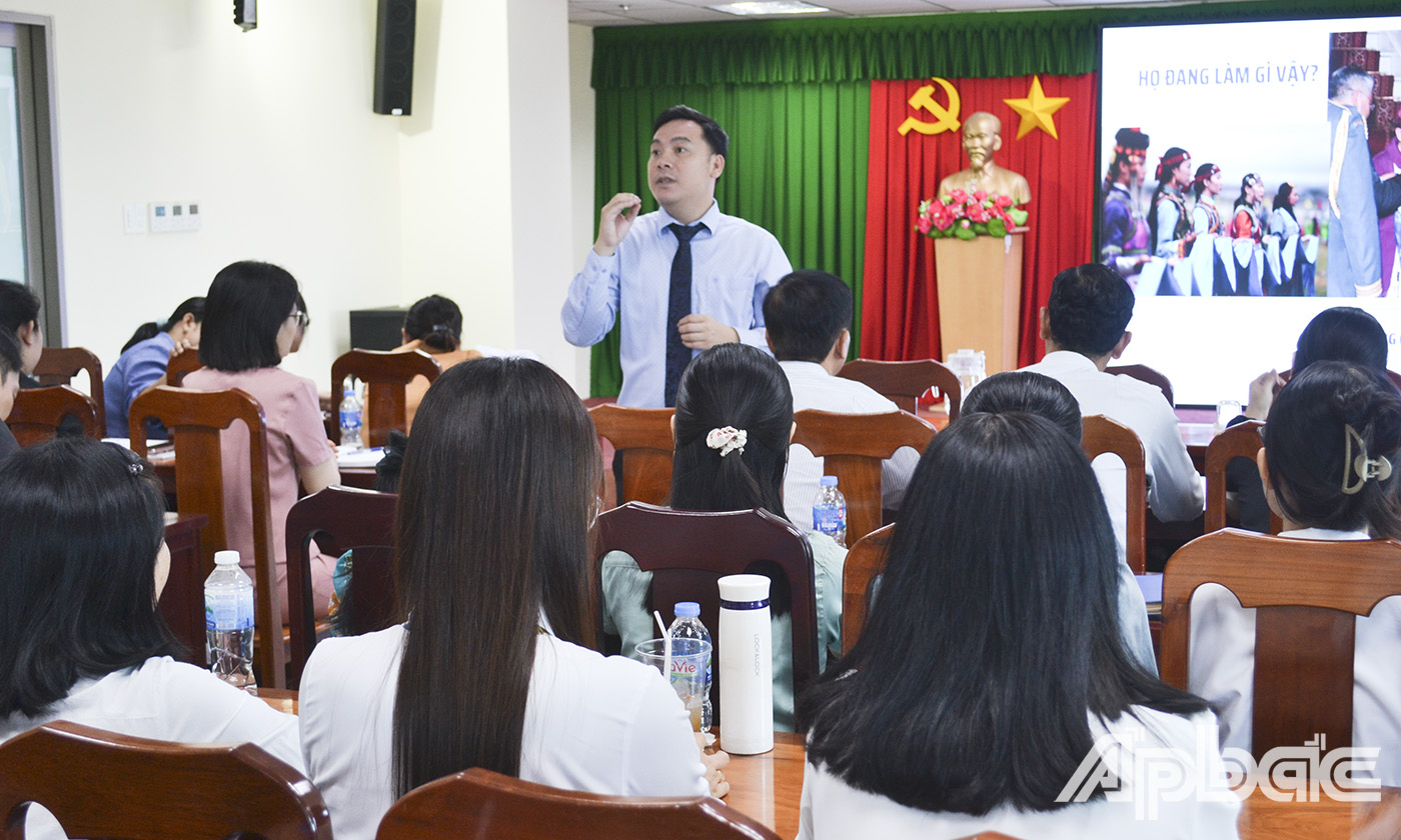 Tiến sĩ Dương Đức Minh, Viện Phó Viện Nghiên cứu Phát triển Kinh tế và Du lịch đang truyền đạt kiến thức cho học viên.
