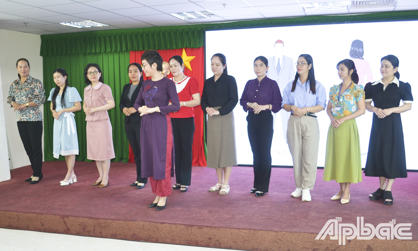 Thạc sĩ Phạm Thị Hồng Dung hướng dẫn các kỹ năng cho học viên.