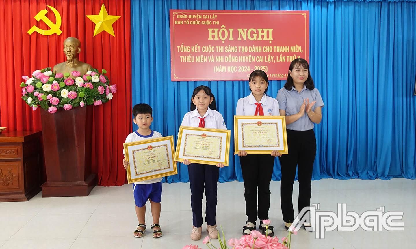 Chị Nguyễn Thị Hồng Vân, Bí thư Huyện đoàn Cai Lậy trao giải ba hội thi