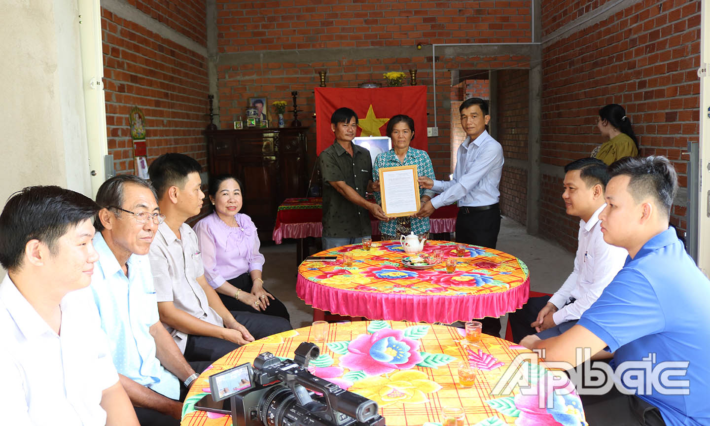 Bàn giao 1 căn nhà trong chương trình xóa nhà tạm ở Thị trấn Bình Phú. 