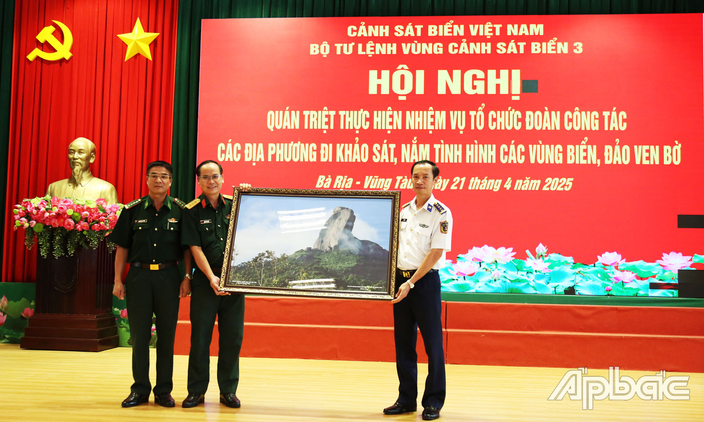 Đoàn công tác tỉnh Phú Yên tặng quà lưu niệm cho Bộ Tư lệnh Vùng Cảnh sát biển 3
