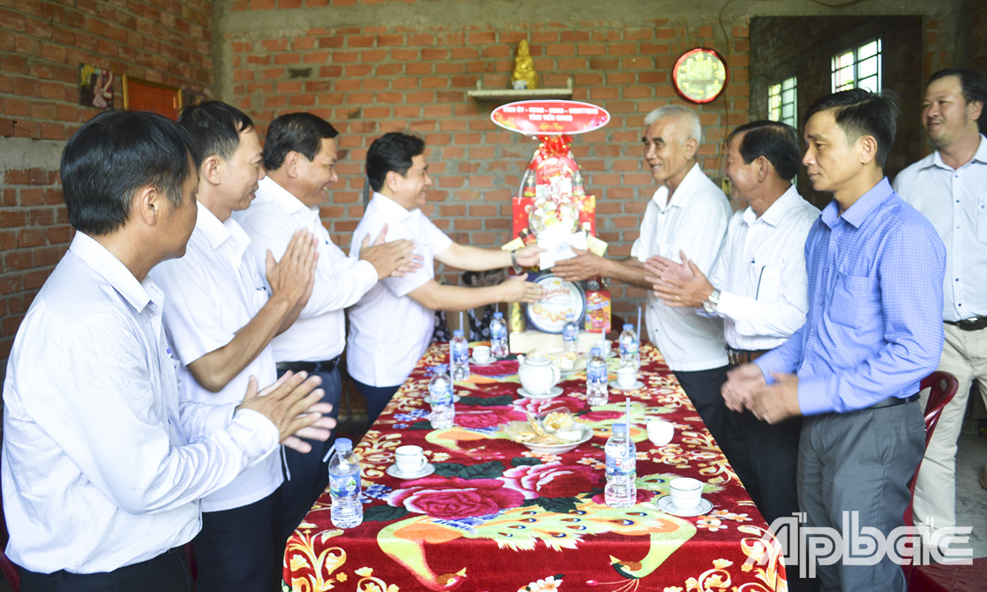 Đồng chí Trần Văn Dũng, Phó Chủ tịch Thường trực UBND tỉnh Tiền Giang thăm, tặng quà gia đình ông Lê Văn Hoàng, thương binh, khu phố Bình Quới, TT. Bình Phú