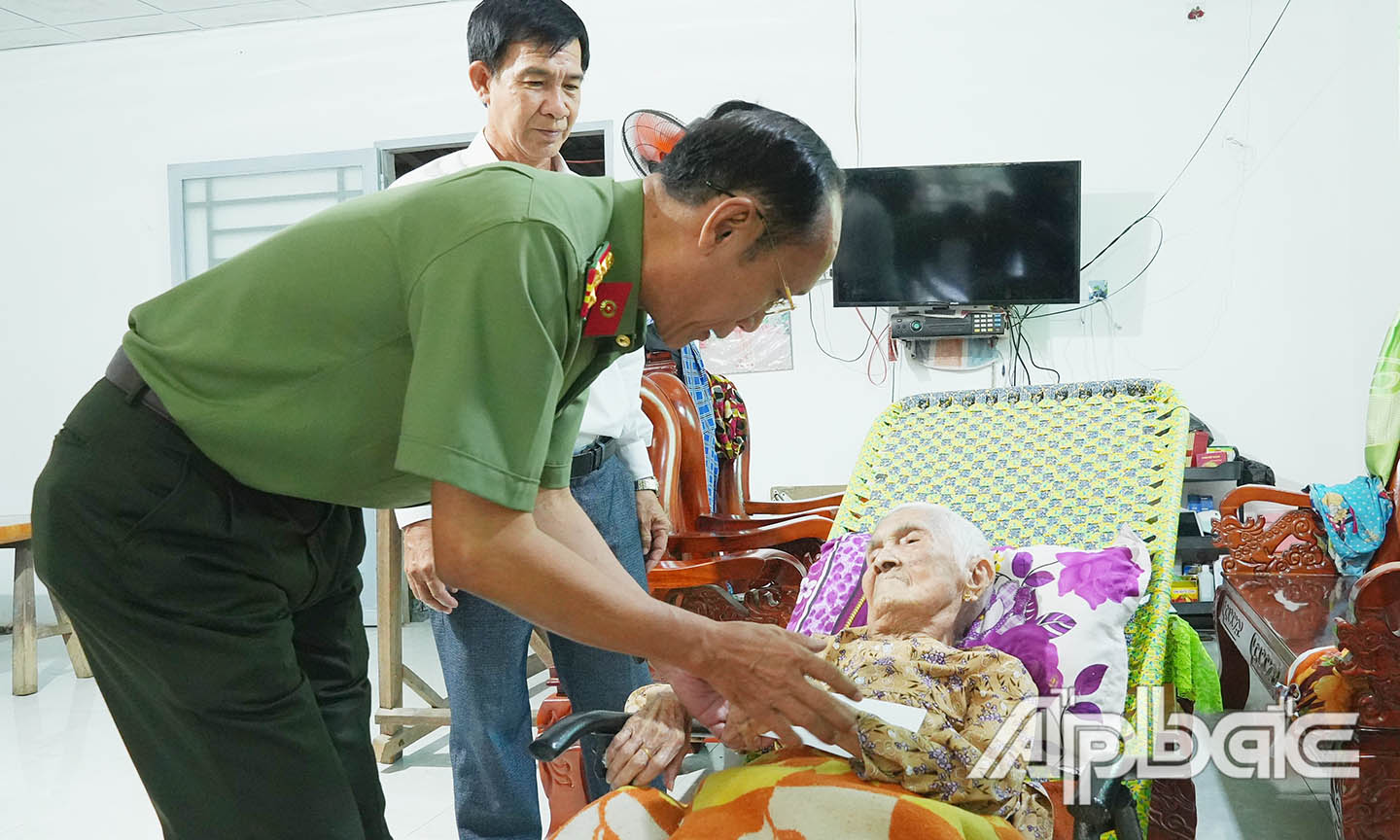 3. ?oan tham, tang  quà mẹ Việt Nam Anh hùng Nguyễn Thị Lới. Ảnh Trọng Tín